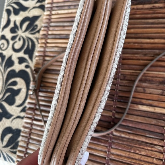 Stylish Tan and Cream Crossbody Bag Nine West - Picture 11 of 14